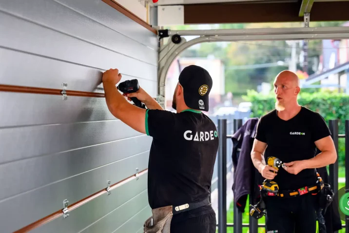 Montovanie posúvnej garážovej brány usadenej do prístrešku