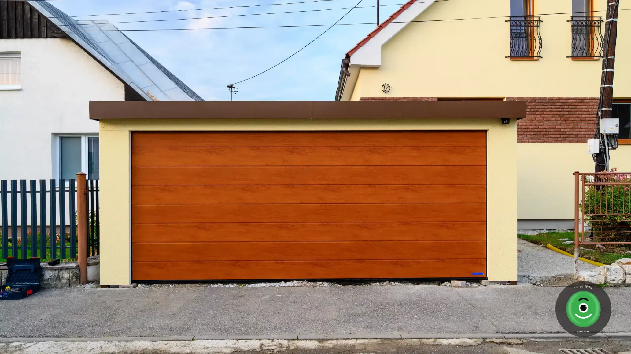 Hotový montovaný prístrešok pre dve autá s garážovou bránou