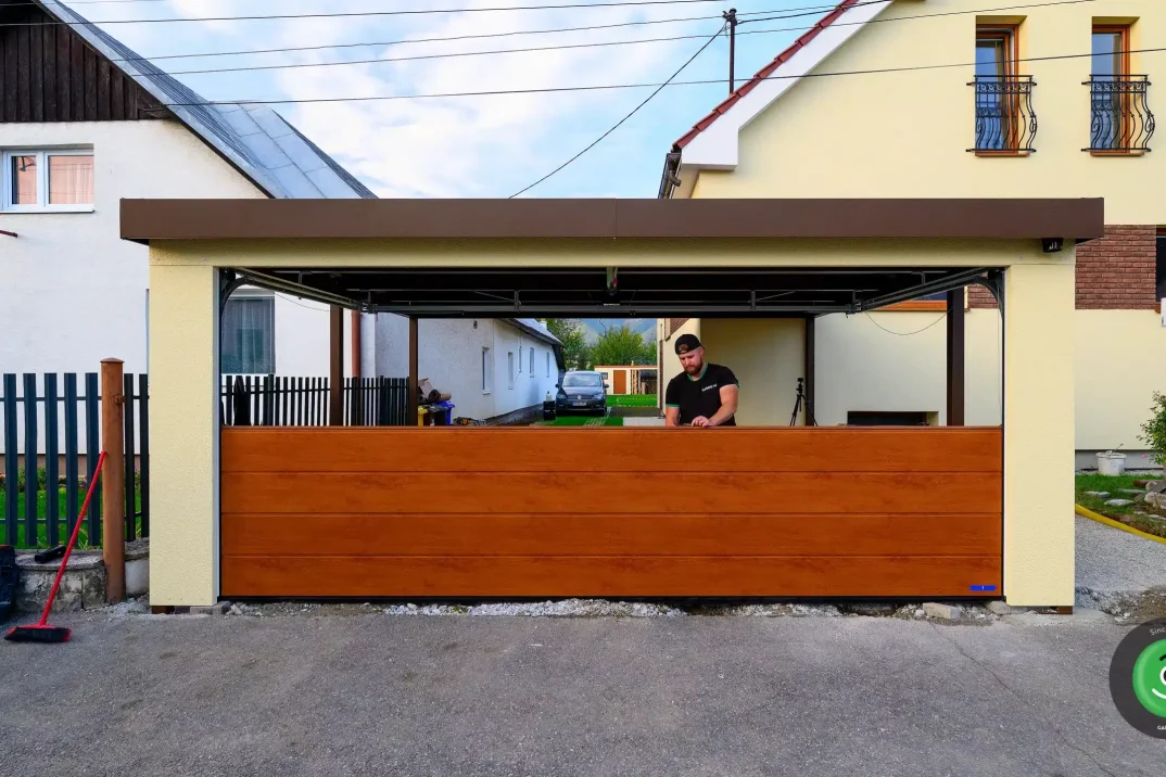 Osadenie širokej brány do prístrešku pre dve autá