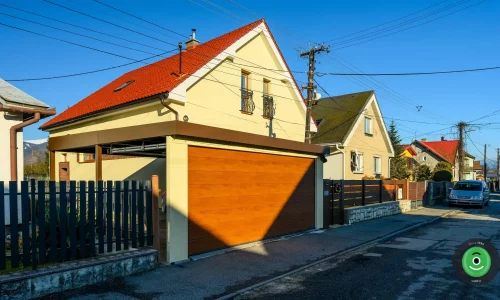 Prístrešok pre dve autá s garážovou bránou