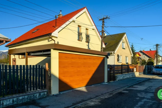 Prístrešok pre dve autá s garážovou bránou