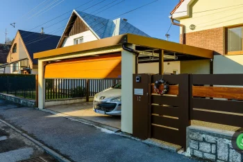 Otvorená garážová brána na prístrešku GARDEON