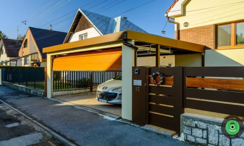 Otvorená garážová brána na prístrešku GARDEON