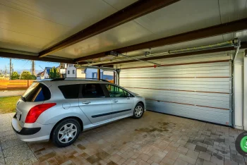 Zaparkované auto pod prístreškom s garážovou bránou GARDEON