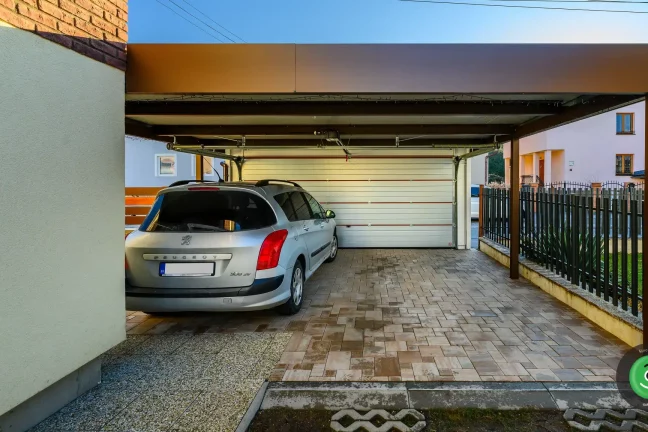 Prístrešok GARDEON s garážovou bránou - pohľad z dvora