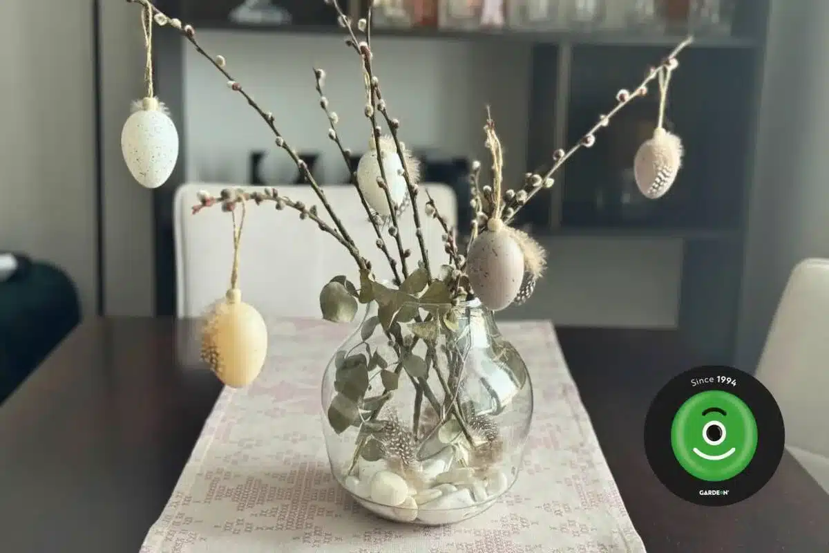 Bahniatka v&nbsp;sklenenej v&aacute;ze ozdoben&eacute; veľkonočn&yacute;mi vaj&iacute;čkami.