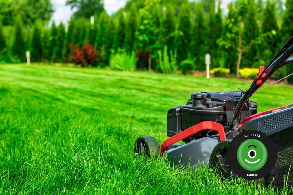 Kosačka pripravená na kosenie trávnika.