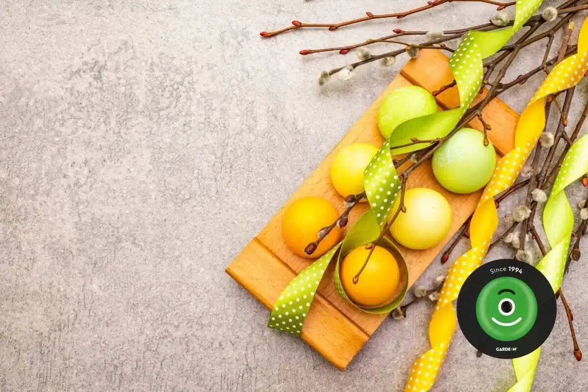 Veľkonočn&eacute; vaj&iacute;čka na drevenom podnose s&nbsp;bahniatkami.