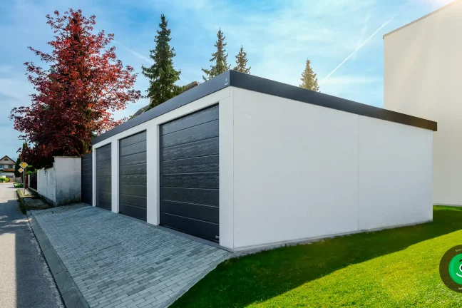 Tri GARDEON garáže opreté o seba