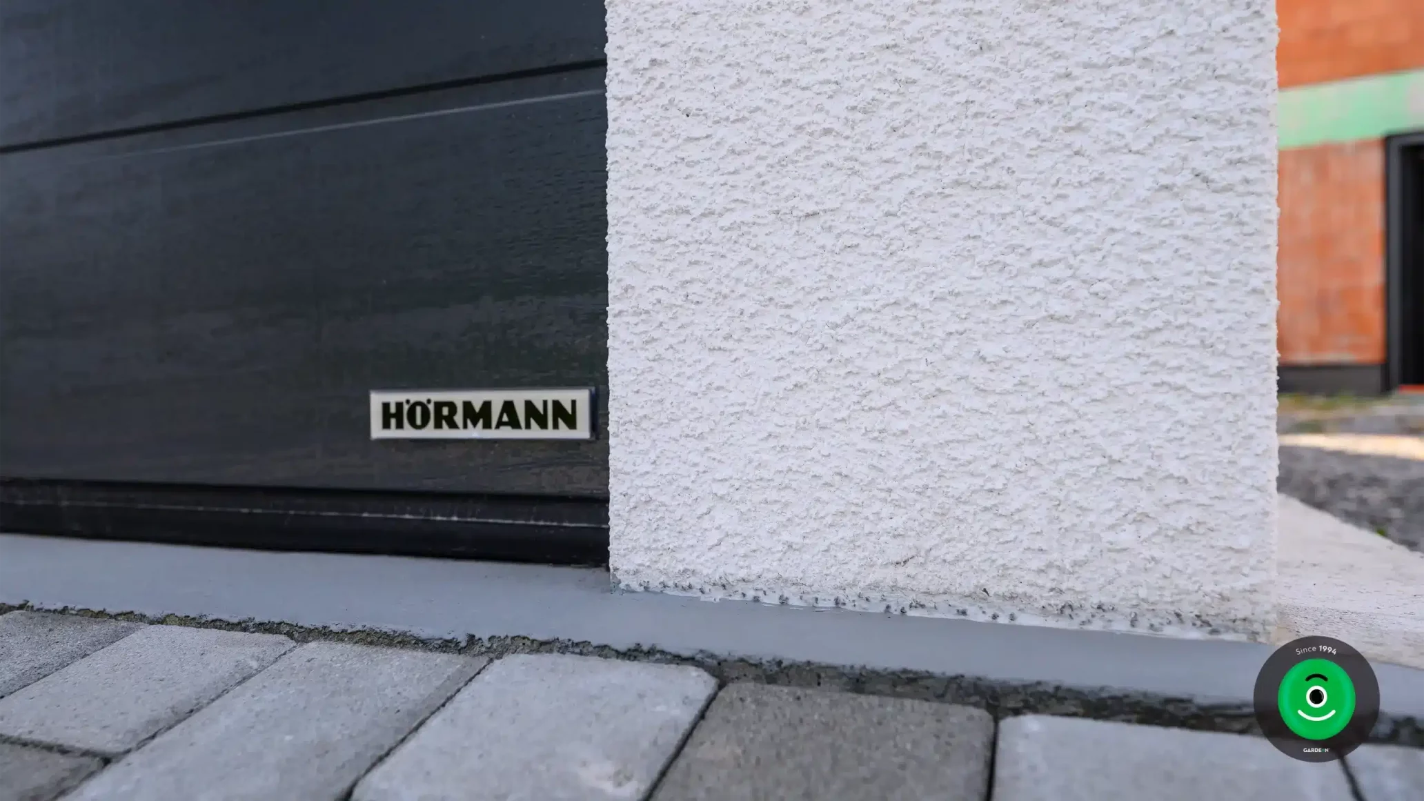 Detail na značku sekcionálnej brány na garáži