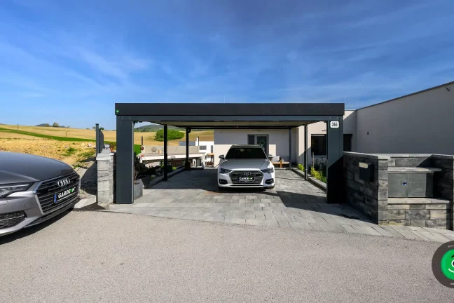 Prístrešok pre dve autá so širkou sekcionálnou bránou