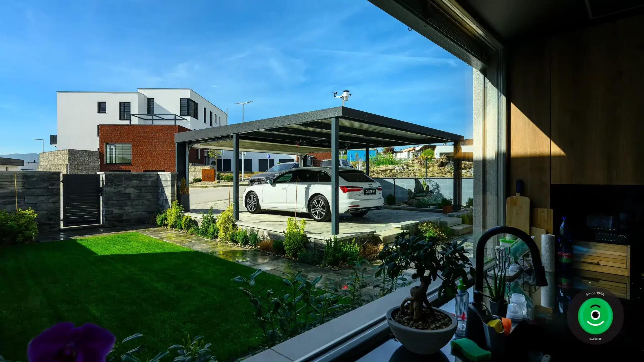Auto zaparkované pod GARDEON prístreškom