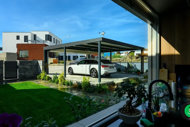 Auto zaparkované pod GARDEON prístreškom