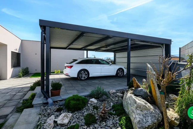 Prístrešok GARDEON pri rodinnom dome so sekcionálnou bránou