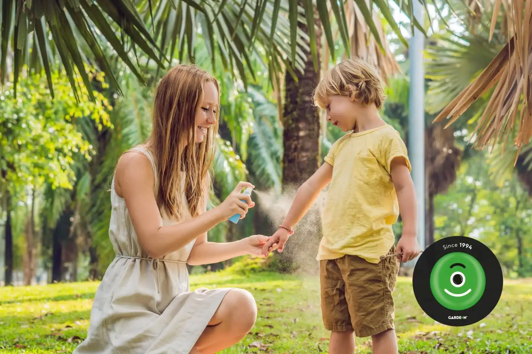 Mama aplikuje repellent na chlapca.