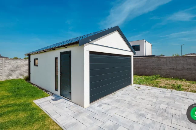 Gardeon garáž so širokou sekcionálnou bránou a bočnými dverami