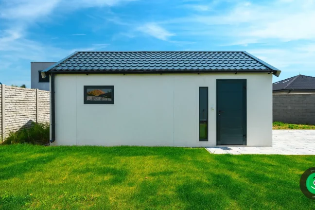 Bočné dvere na veľkej garáži pre dve autá