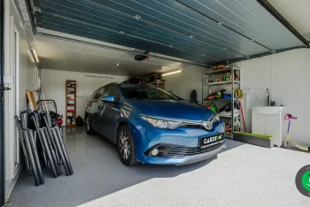 Auto zaparkované vo vnútri gardeon garáže