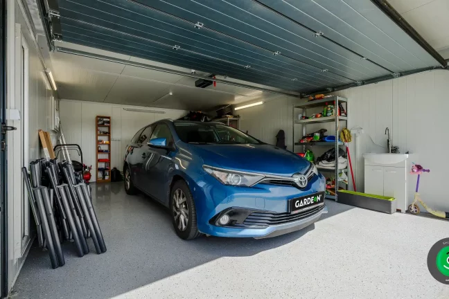 Auto zaparkované vo vnútri gardeon garáže