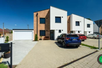 Gardeon garáž vedľa rodinného domu