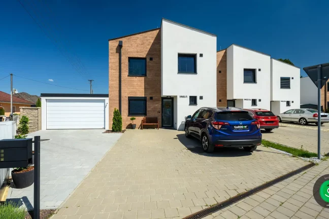 Gardeon garáž vedľa rodinného domu