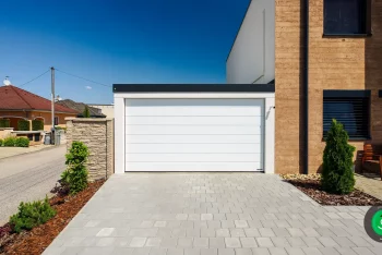 Gardeon garáž so širokou bielou bránou