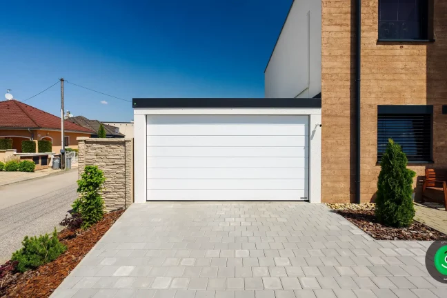 Gardeon garáž so širokou bielou bránou