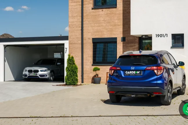 Garáž pre jedno auto osadená vedľa rodinného domu