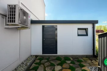 Dvere osadené zo zadnej strany gardeon garáže