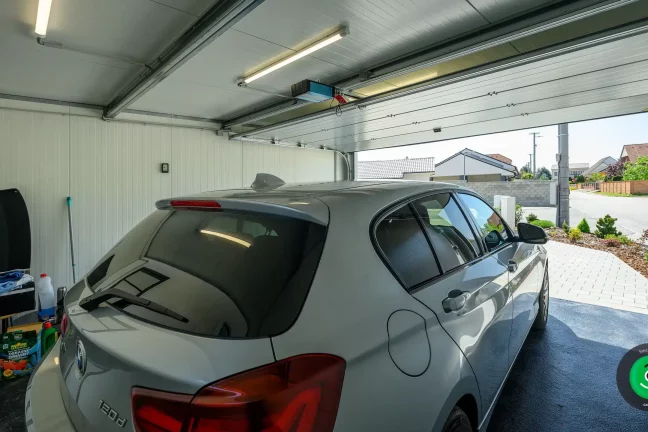 Pohľad zvnútra gardeon garáže