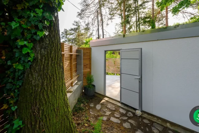 Dvere na gardeon garáži s bielou omietkou