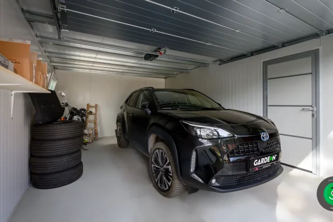Vnútro gardeon garáže so zaparkovaným autom