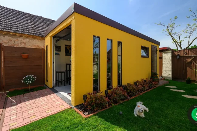 Žltá omietka na gardeon garáži