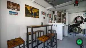 Menšie letné posedenie v gardeon garáži