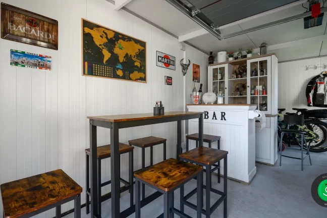 Menšie letné posedenie v gardeon garáži