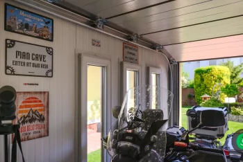 Detail na zavesené plagáty na stene gardeon garáže