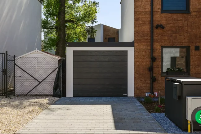 Malá útulná moderná gardeon garáž