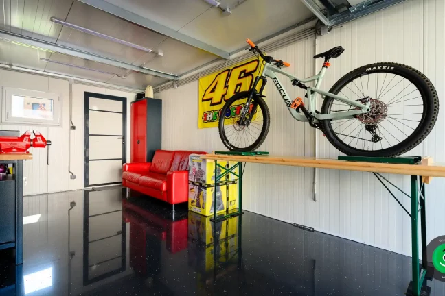 Vnútro gardeon garáže s červeným gaučom