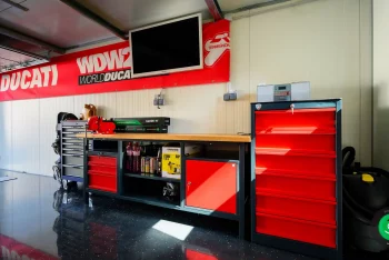 Interiér gardeon garáže so zaveseným televízorom na stene