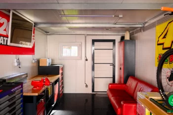 Vnútro gardeon garáže vhodné na relaxovanie