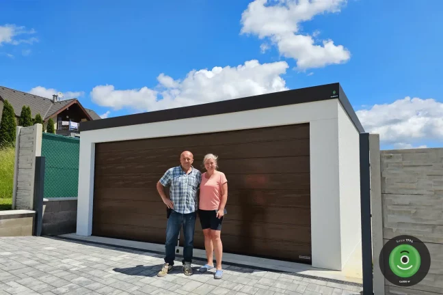 Spokoní zákazníci pred garážou