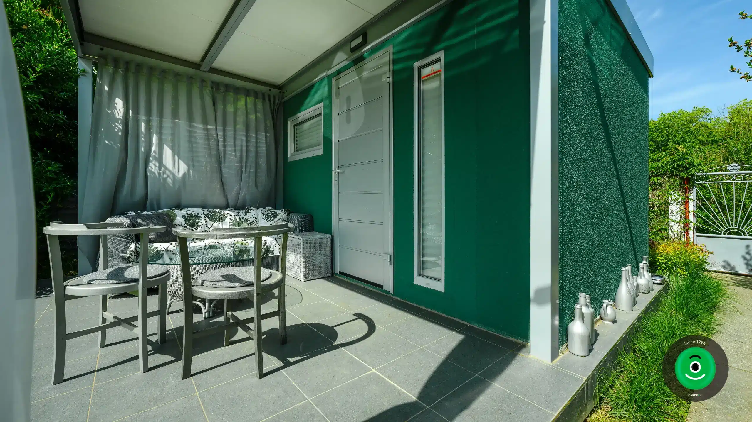 Príjemné letné posedenie pod prístreškom