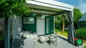 Letné posedenie pod prístreškom pri záhradnom domčeku