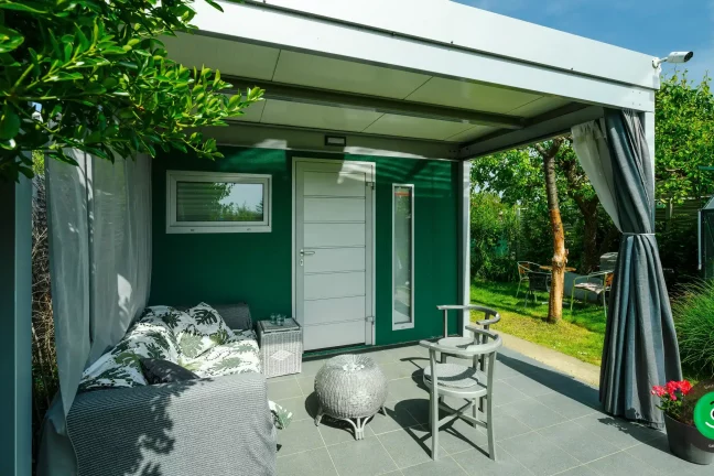 Letné posedenie pod prístreškom pri záhradnom domčeku