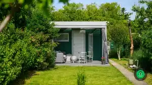 Krásne posedenie v prístrešku v okolí zelene