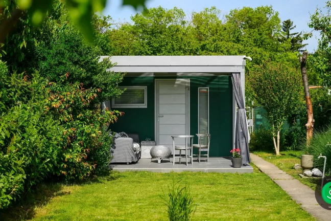 Krásne posedenie v prístrešku v okolí zelene