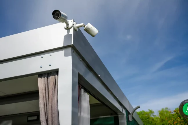 Detail na atiku záhradného domčeku s kamerovým systémom