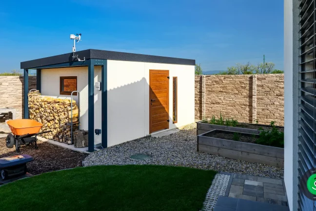 Záhradný domček s malým prístreškom na odkladanie dreva