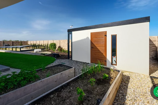 Gardeon záhradný domček v okolí krásnej záhrady