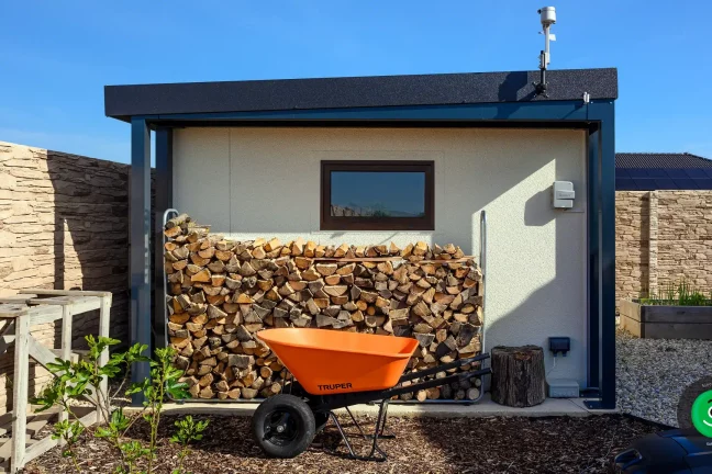 Úložný priestor na drevo pod malým gardeon prístreškom